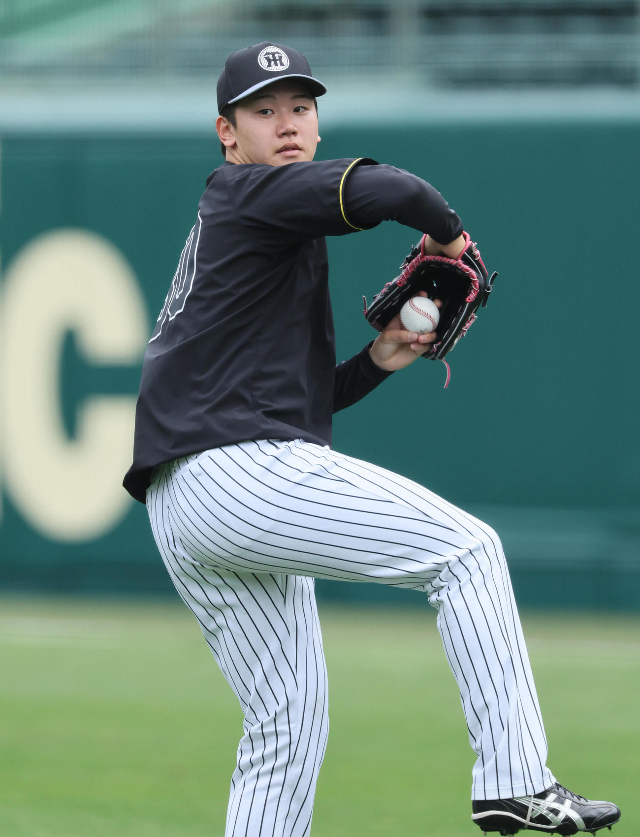 阪神対中日　外野でキャッチボールを行う阪神門別（撮影・宮崎幸一）