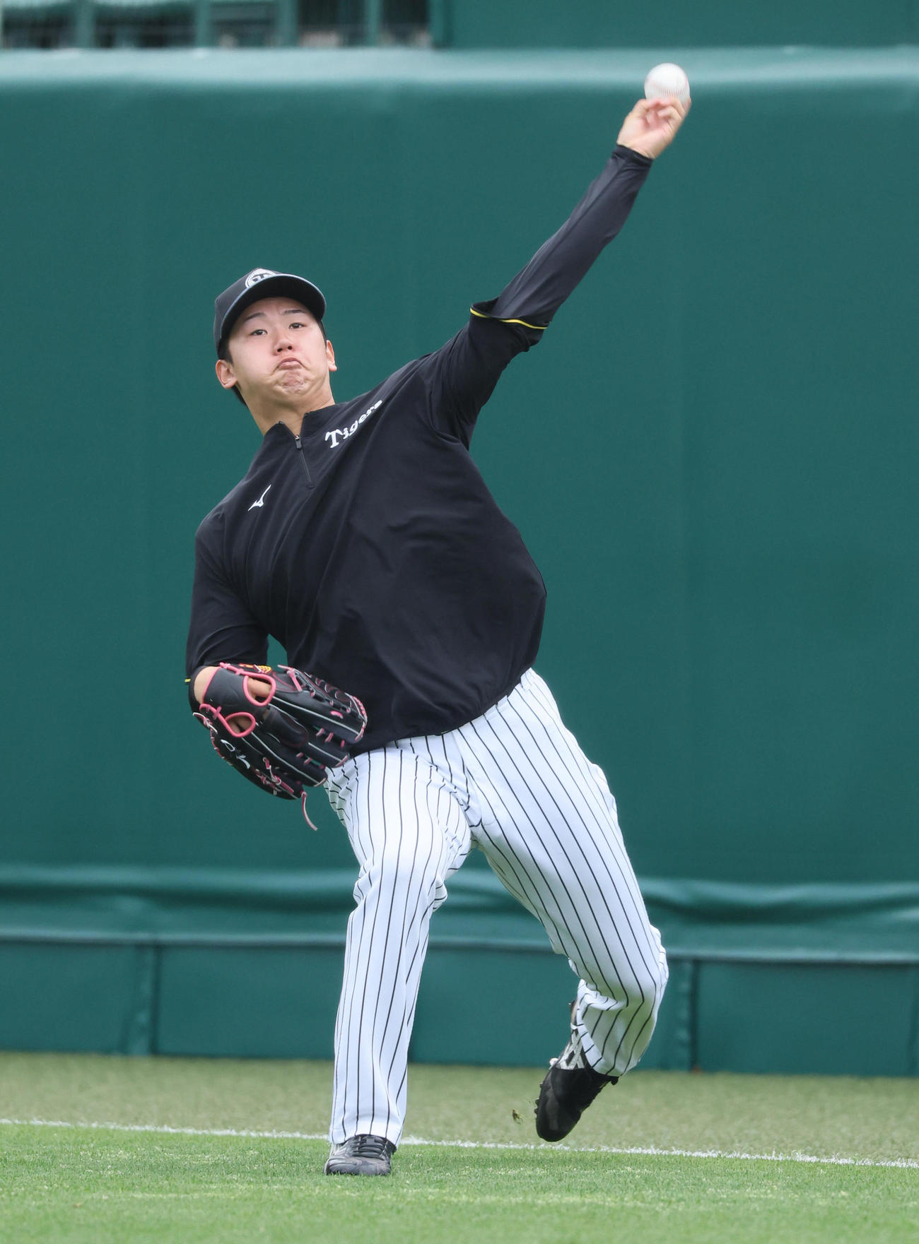 阪神対中日　外野でキャッチボールを行う阪神門別（撮影・宮崎幸一）