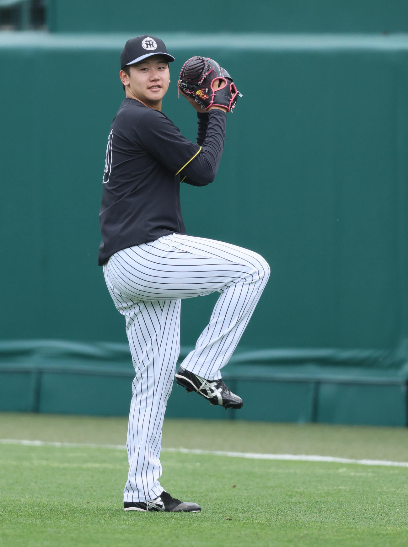 阪神対中日　外野でキャッチボールを行う阪神門別（撮影・宮崎幸一）