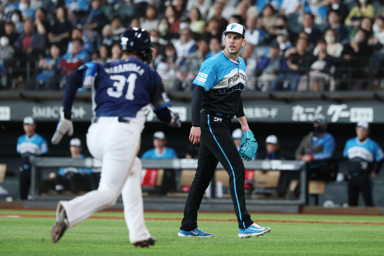 日本ハム対西武　2回表西武1死満塁、西川の左犠飛で平沼（左）の生還を許すバーヘイゲン（撮影・宮地輝）
