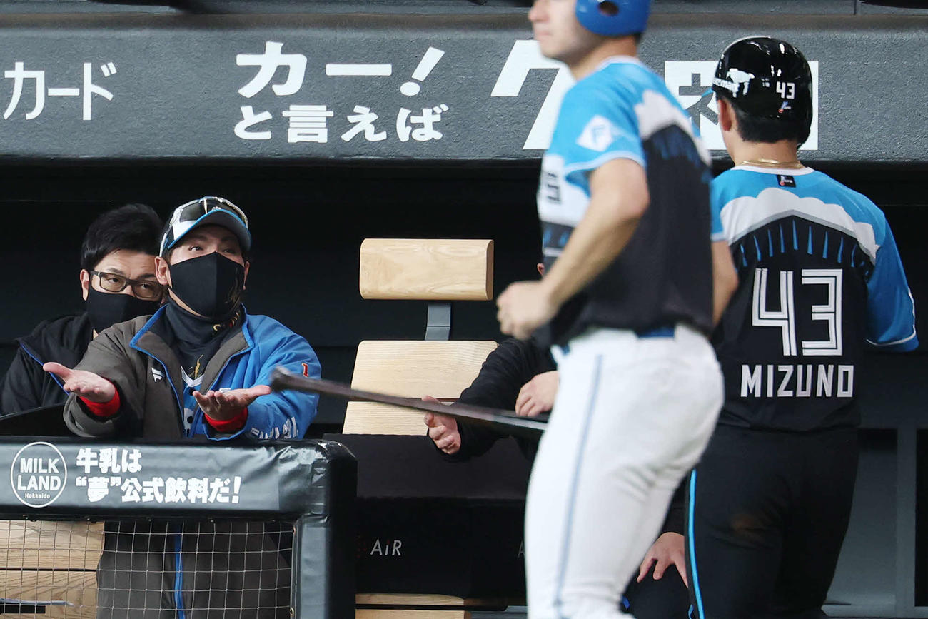 日本ハム対西武　3回裏日本ハム2死一、三塁、野村の右前適時打で生還した水野（右）を迎える新庄監督（撮影・宮地輝）