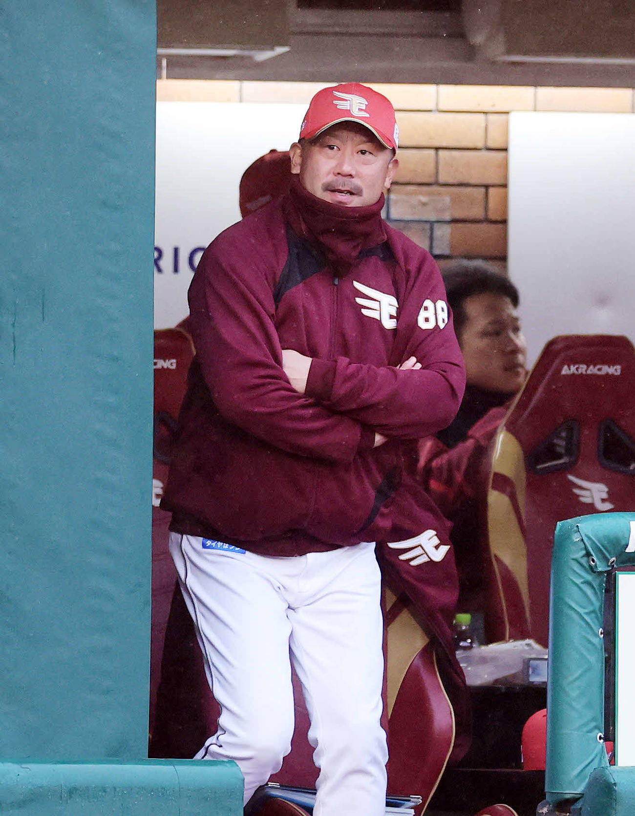 楽天対オリックス　7回裏、戦況を見つめる楽天三木監督（撮影・鈴木正人）　