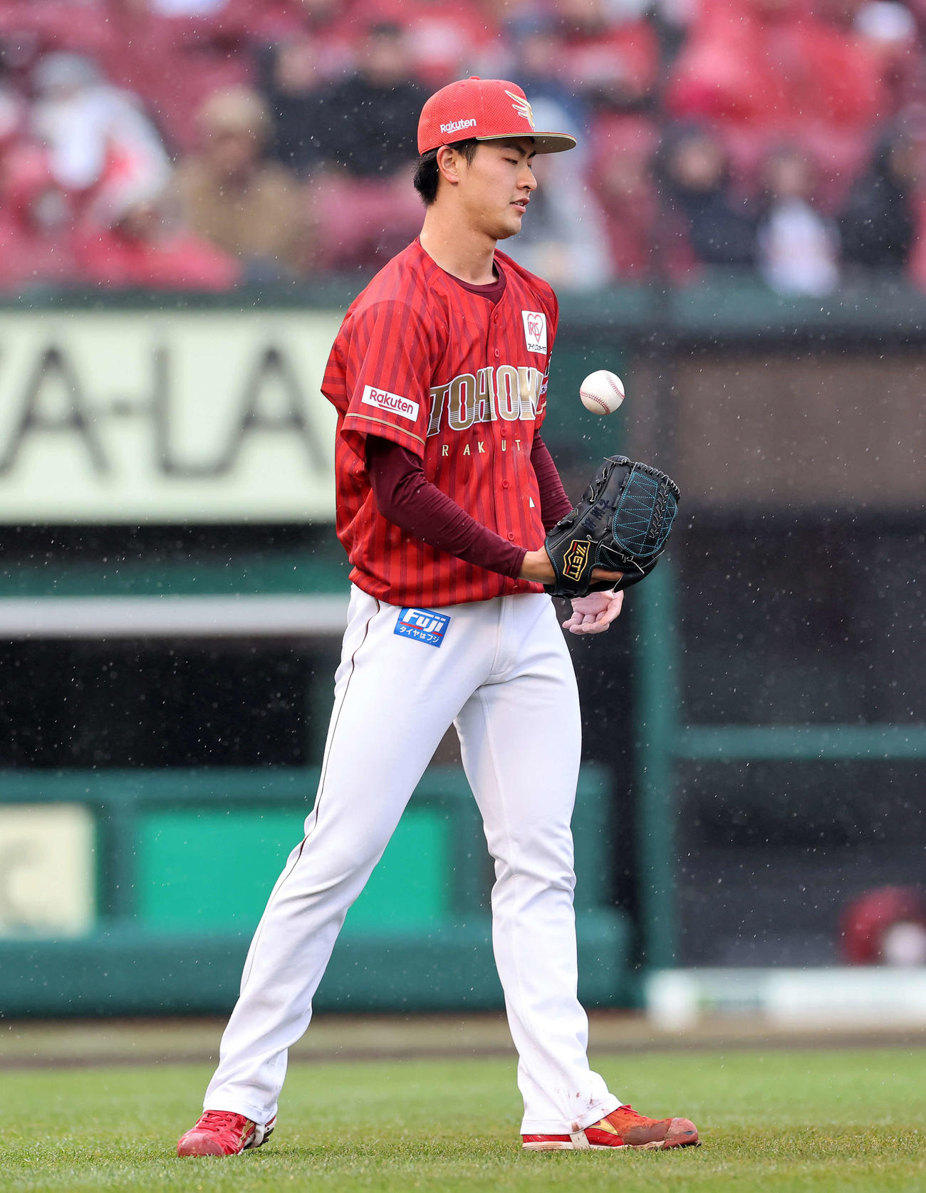 楽天対オリックス　1回表オリックス1死満塁、頓宮に押し出し四球を与えた楽天古謝（撮影・鈴木正人）　