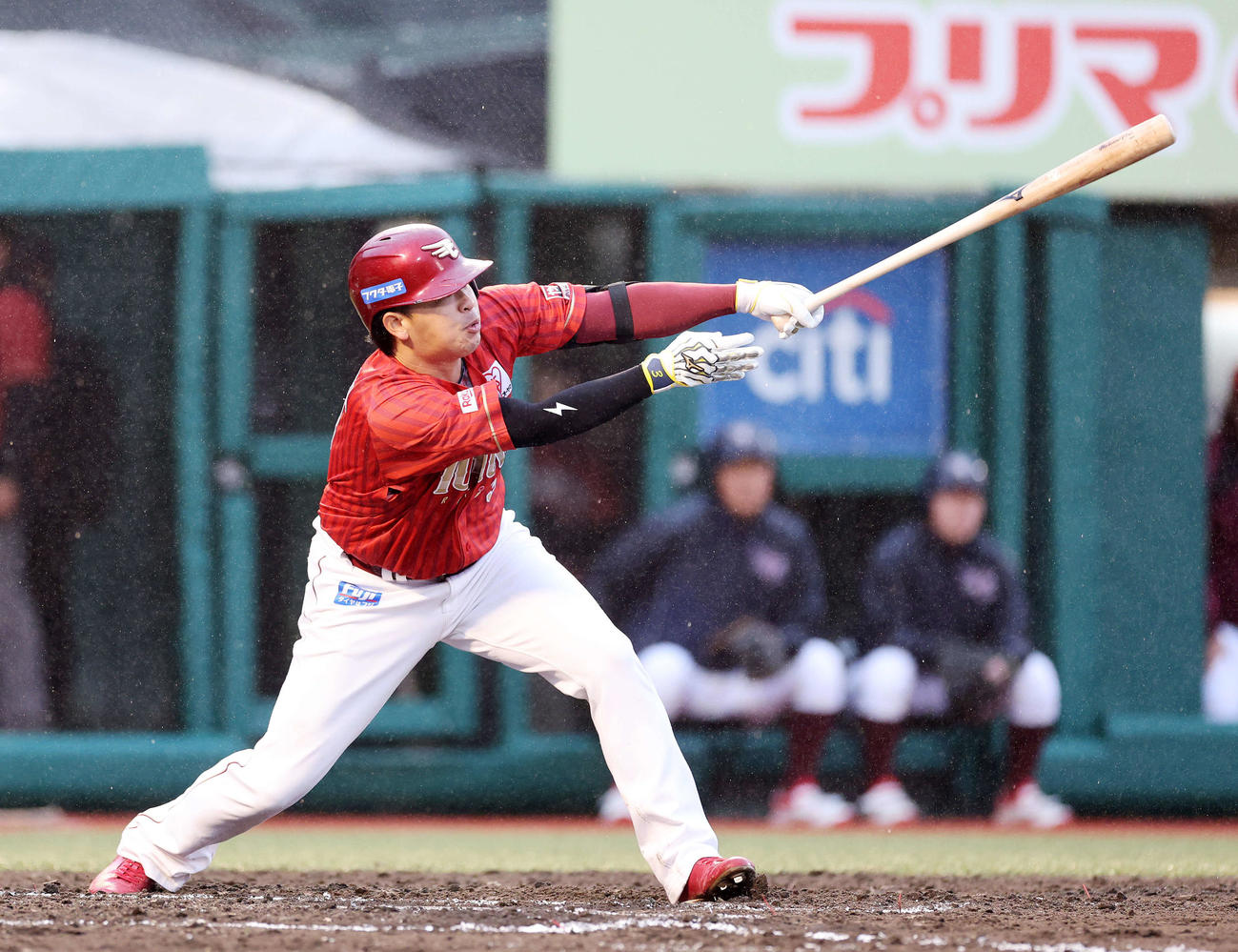 楽天対オリックス　7回裏楽天1死、浅村は中越え二塁打を放つ（撮影・鈴木正人）　
