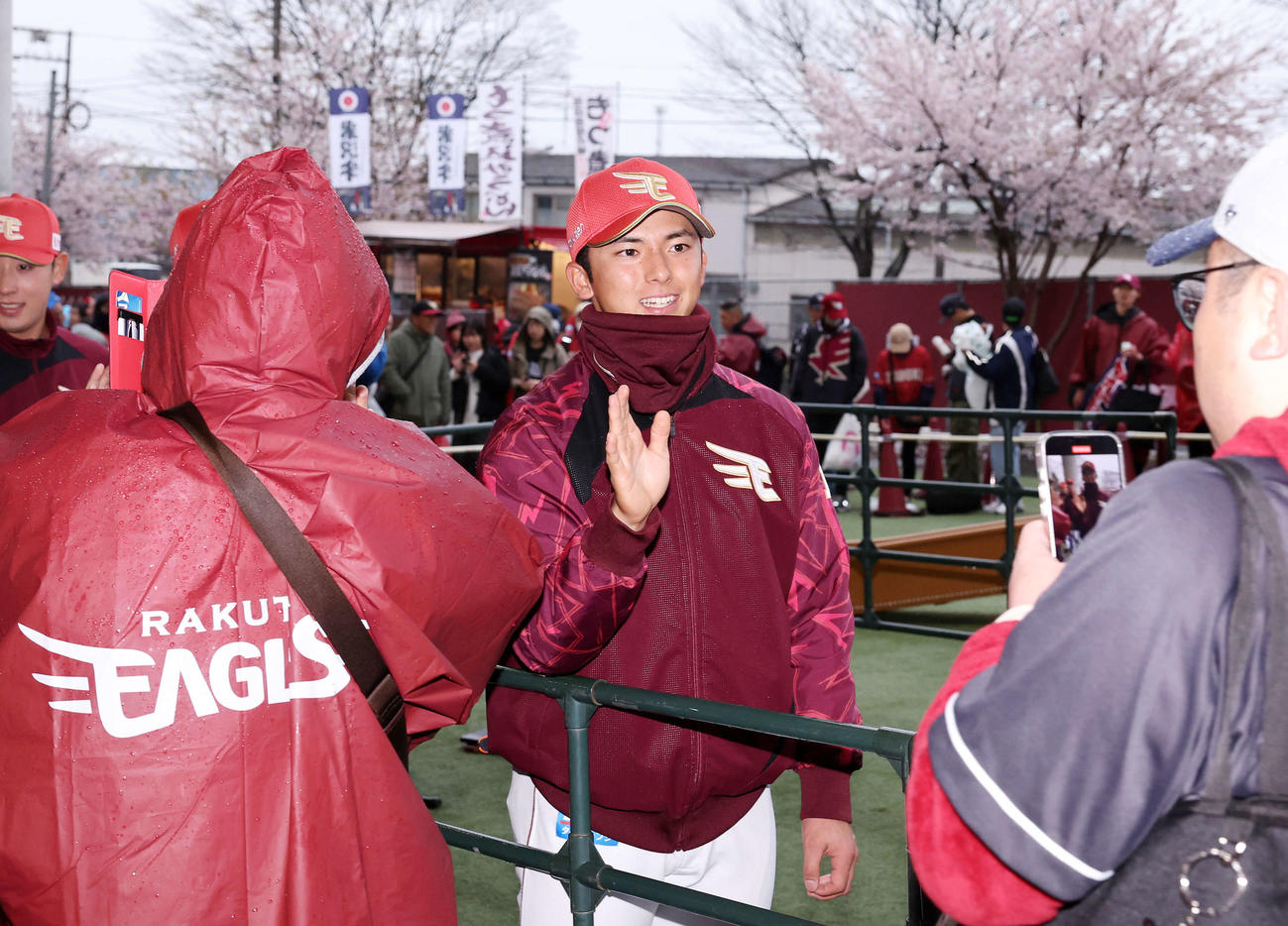 楽天対オリックス　試合後、ファンとハイタッチして交流する楽天宗山（撮影・鈴木正人）　