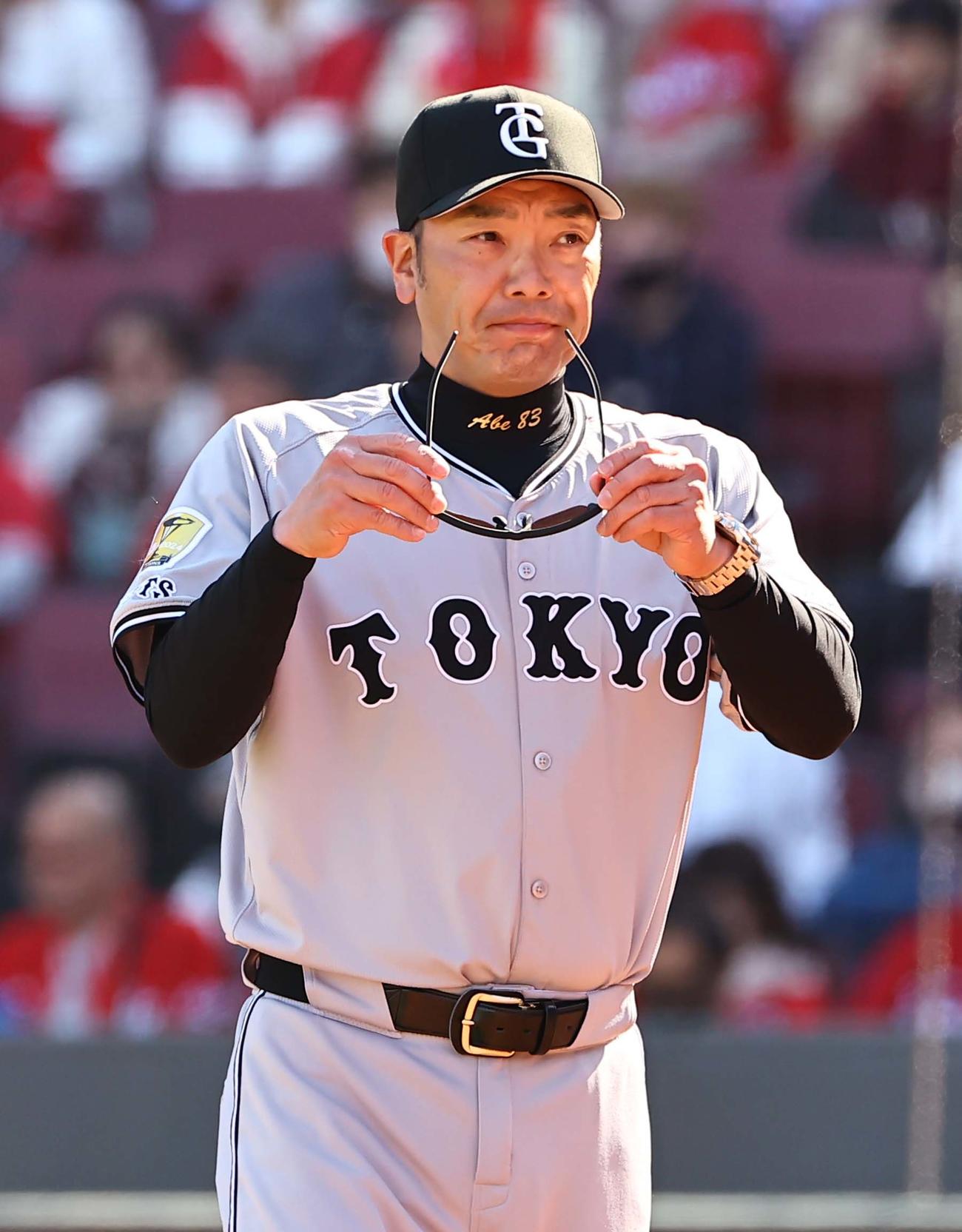 広島対巨人　選手交代を告げる阿部監督（撮影・上田博志）