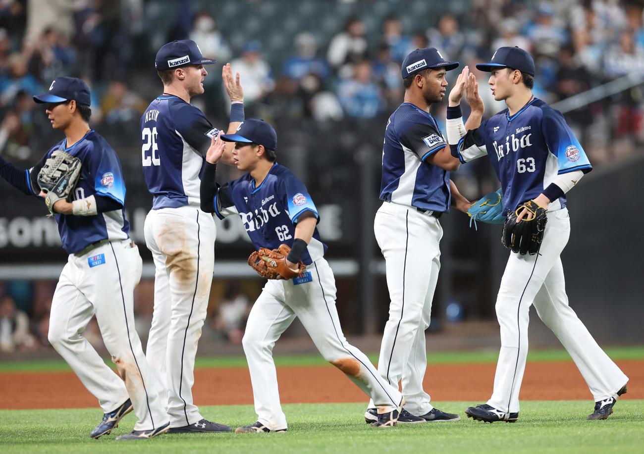 日本ハム対西武　試合後、ハイタッチする西武ナイン（撮影・黒川智章）
