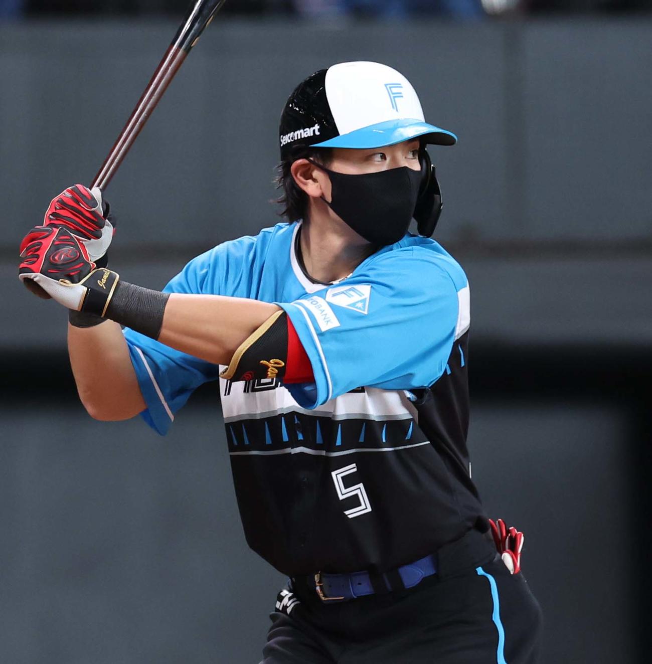 日本ハム対西武　6回裏、マスクを付けて打席に入る野村（撮影・黒川智章）