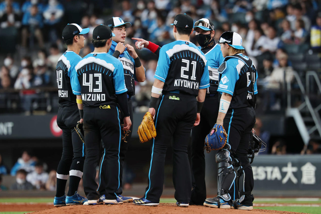 日本ハム対西武　マウンドで日本ハム野村（左から3人目）の唇を指さす新庄監督（同5人目）（撮影・宮地輝）