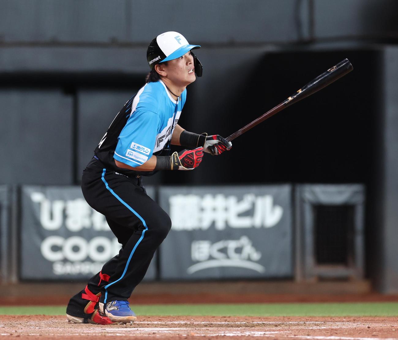 日本ハム対西武　3回裏日本ハム2死一、三塁、右前適時打を放つ野村（撮影・黒川智章）