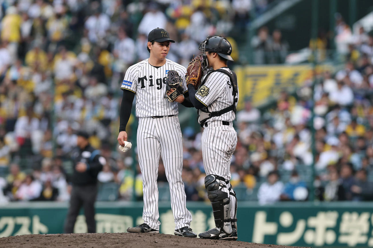 12日中日戦の9回、マウンドで工藤泰成に声を掛ける坂本誠志郎