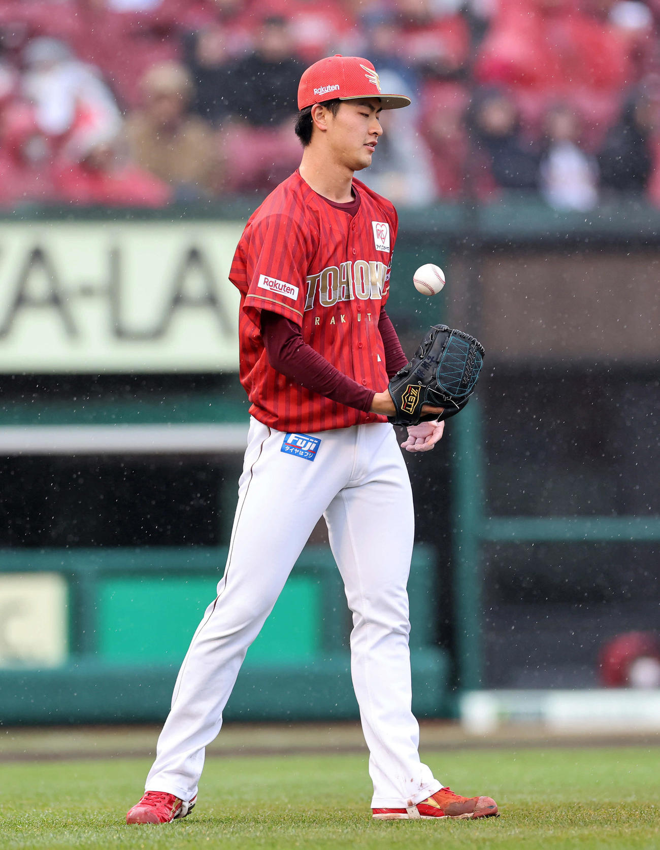 楽天対オリックス　1回表オリックス1死満塁、頓宮に押し出し四球を与えた楽天古謝（撮影・鈴木正人）　