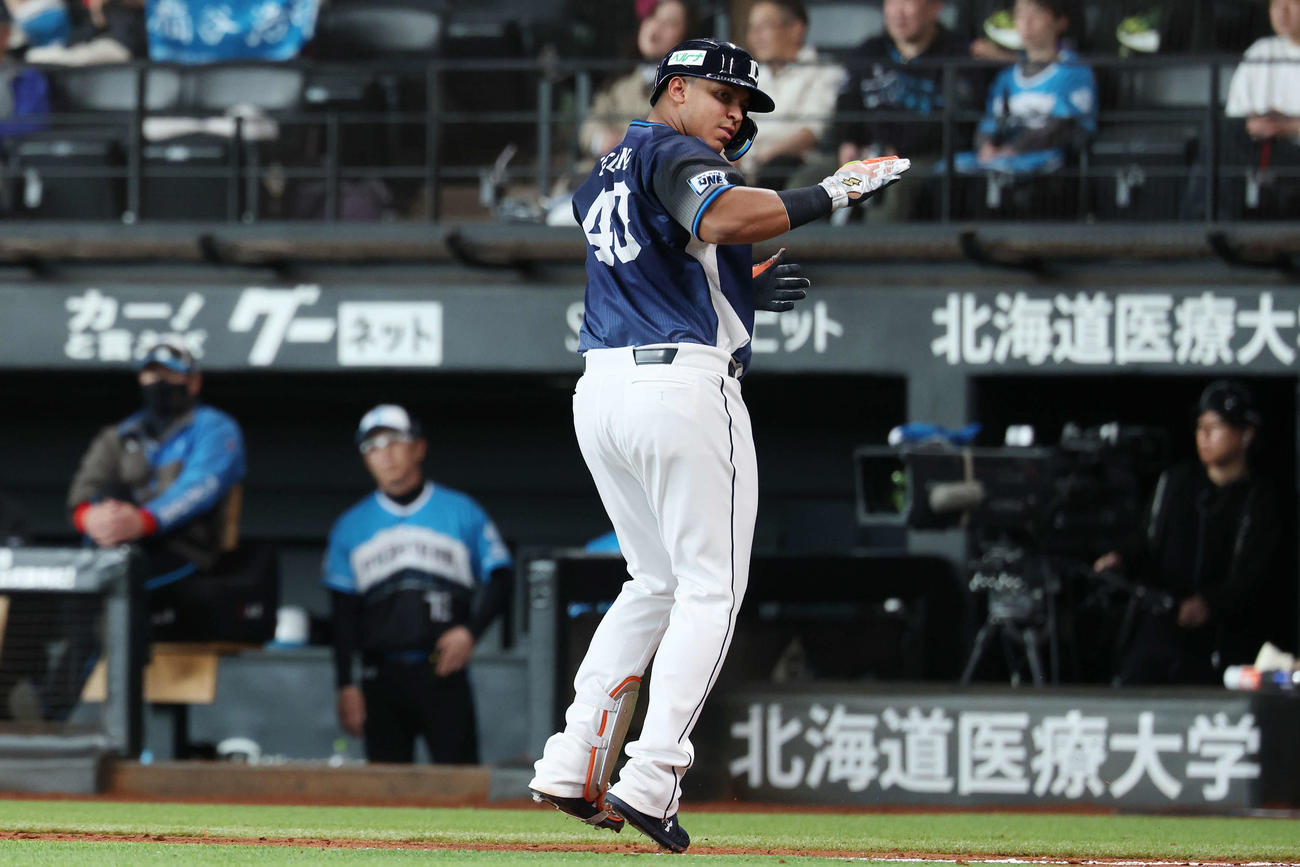 日本ハム対西武　5回表西武無死一塁、左越え2点本塁打を放ったセデーニョ（撮影・宮地輝）