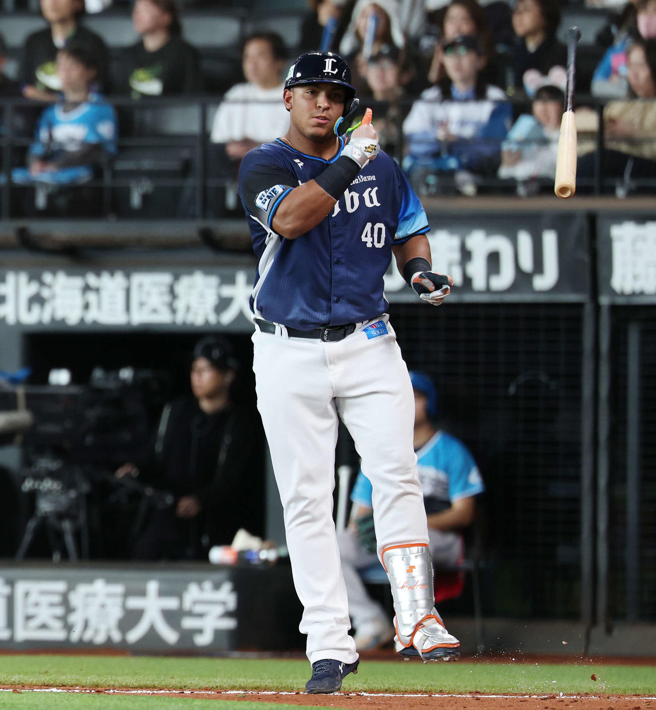 日本ハム対西武　5回表西武無死一塁、左越え2点本塁打を放ちバットを投げるセデーニョ（撮影・宮地輝）