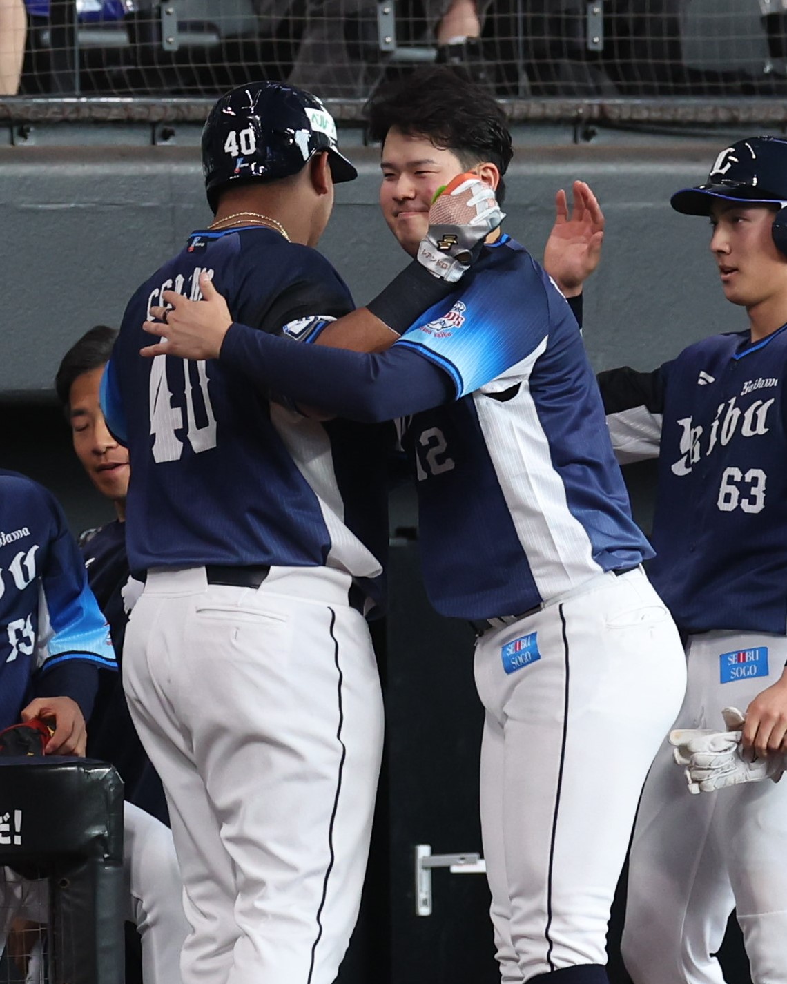 日本ハム対西武　5回表、左越え2点本塁打を放ったセデーニョを出迎える渡辺（撮影・黒川智章）