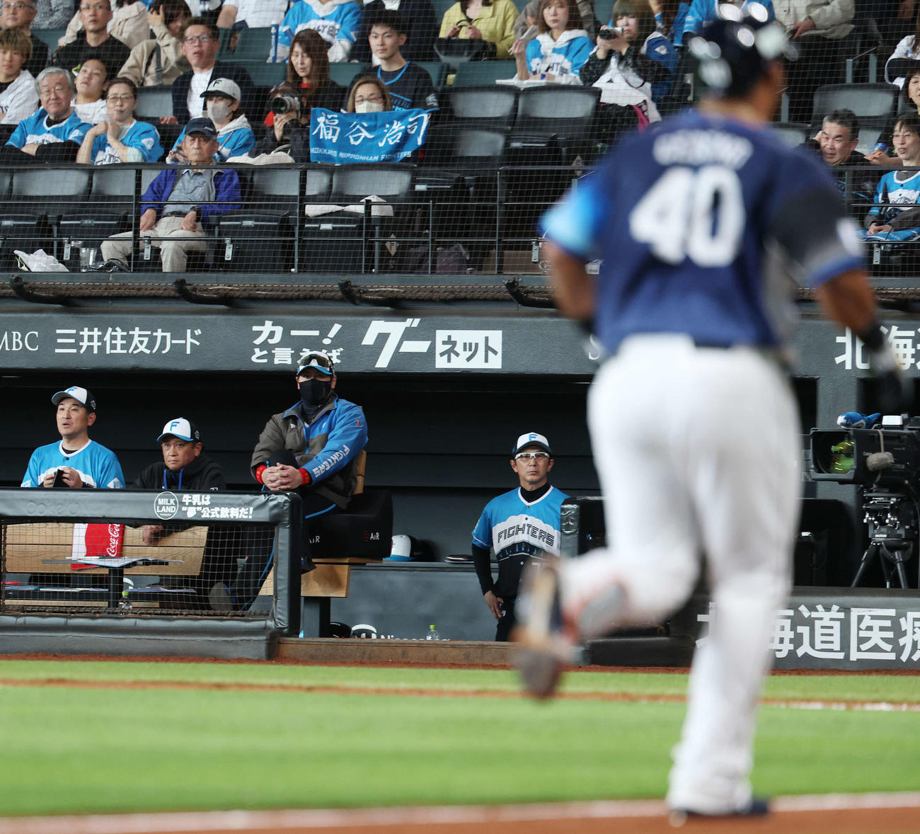 日本ハム対西武　5回表西武無死一塁、セデーニョに左越え2点本塁打を浴び厳しい表情の新庄監督（左から3人目）（撮影・宮地輝）