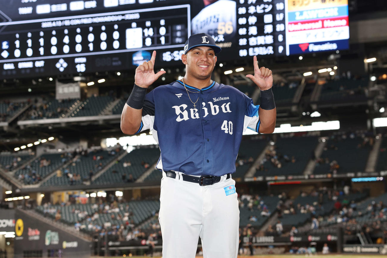 日本ハム対西武　勝利し笑顔でポーズをとる西武セデーニョ（撮影・宮地輝）
