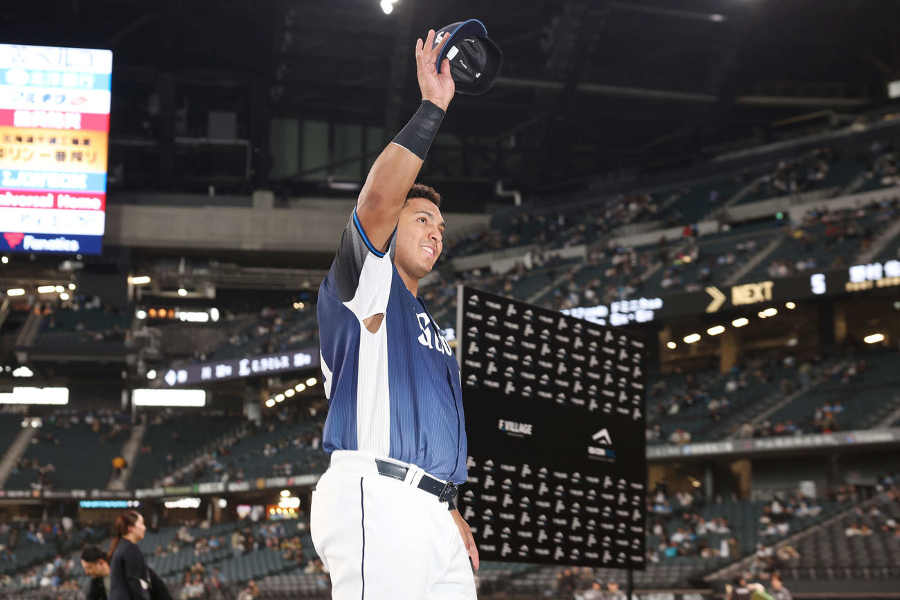 日本ハム対西武　勝利しファンの声援に応える西武セデーニョ（撮影・宮地輝）