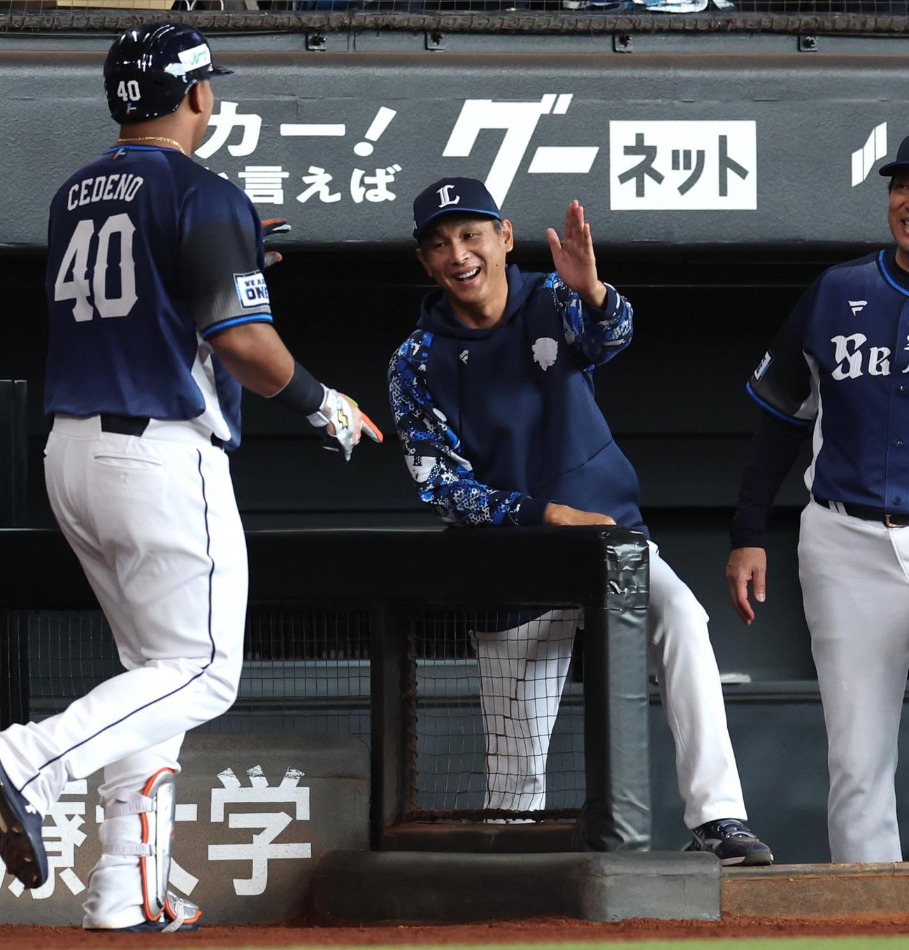 日本ハム対西武　5回表、2点本塁打を放ったセデーニョを出迎える西口監督（撮影・黒川智章）