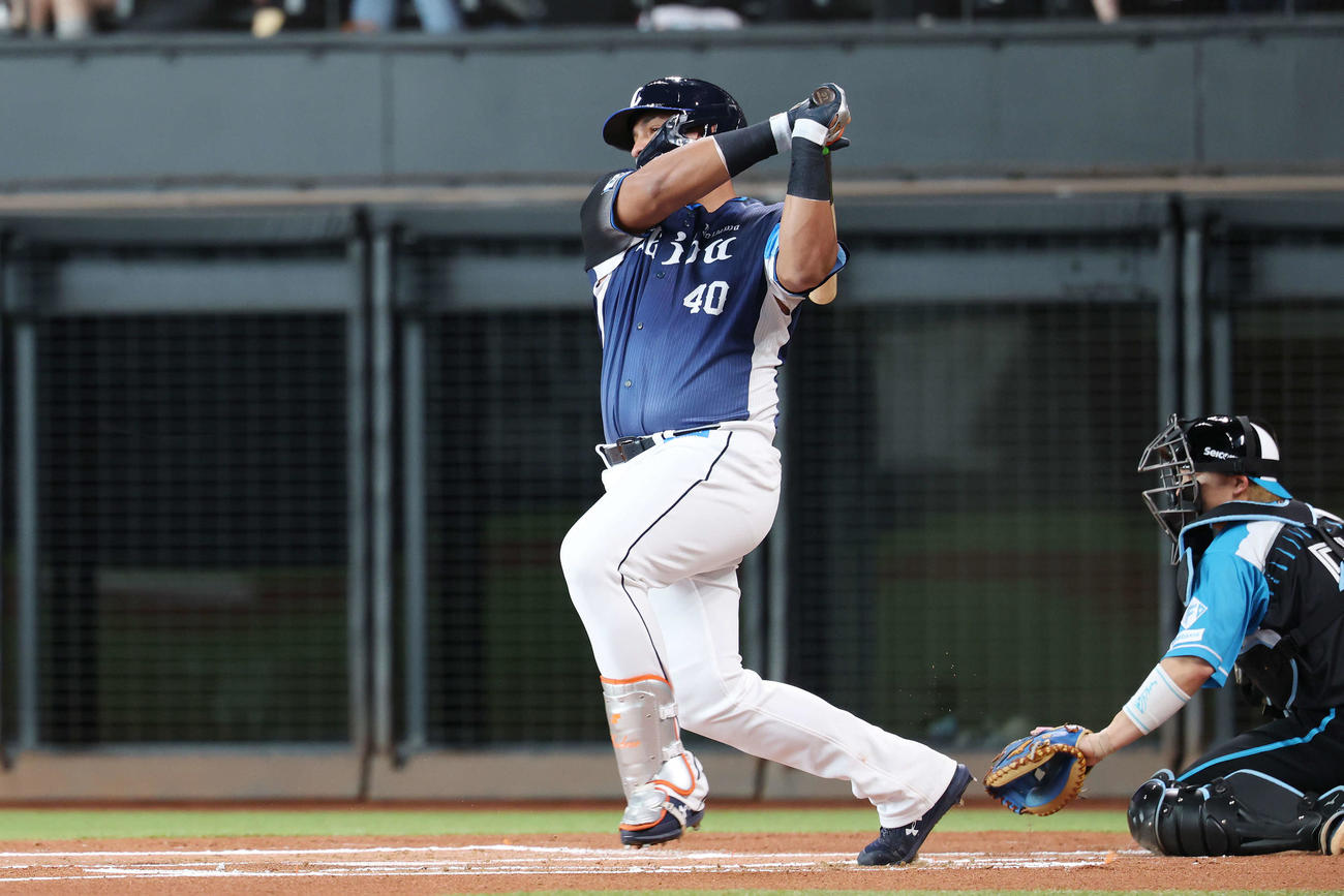 日本ハム対西武　1回表西武2死二塁、先制左前適時打を放つセデーニョ（撮影・宮地輝）