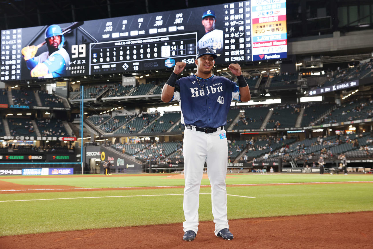 日本ハム対西武　勝利し笑顔でガッツポーズする西武セデーニョ（撮影・宮地輝）
