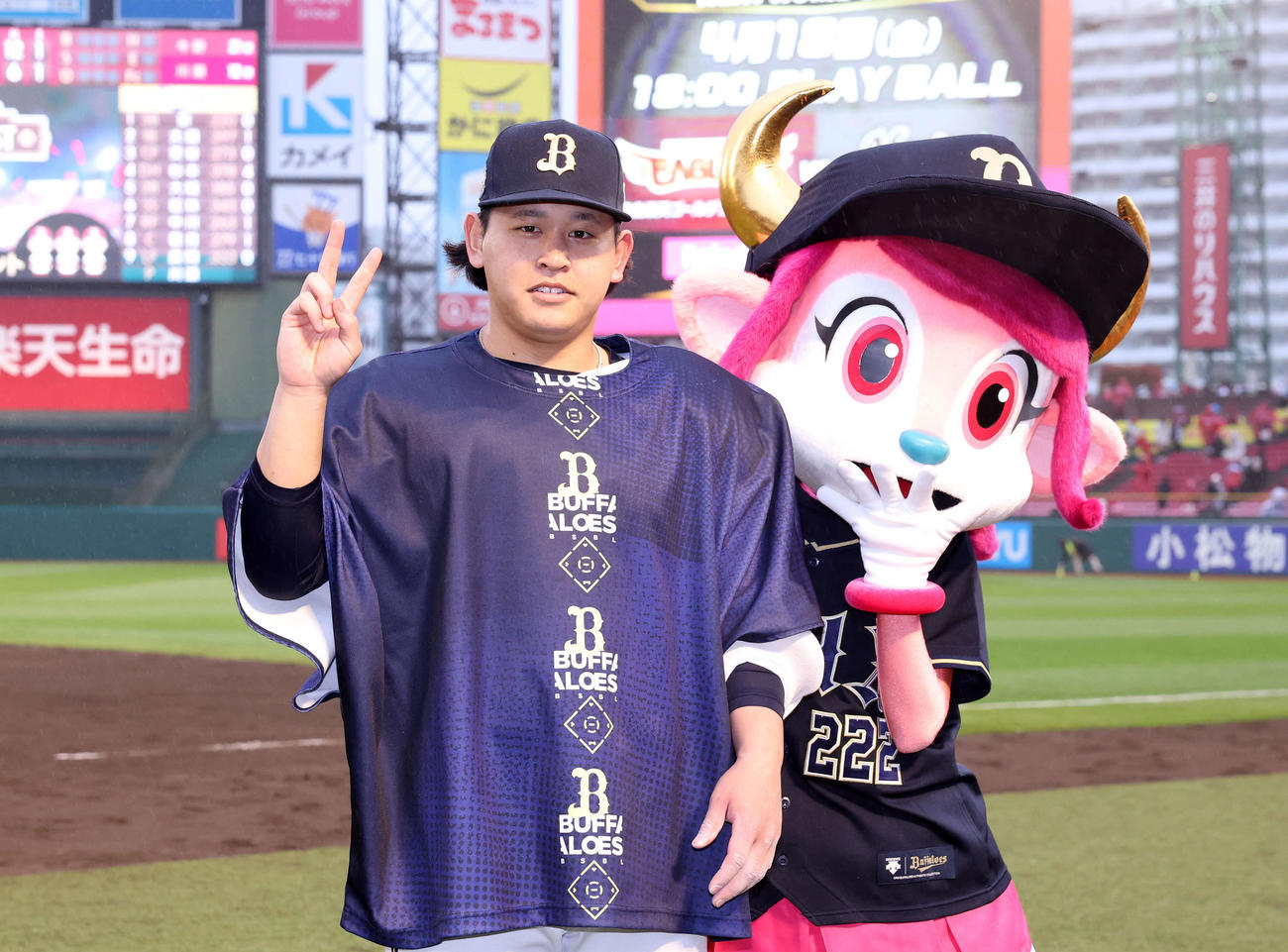 楽天対オリックス　勝利し笑顔を見せるオリックス宮城（撮影・鈴木正人）　