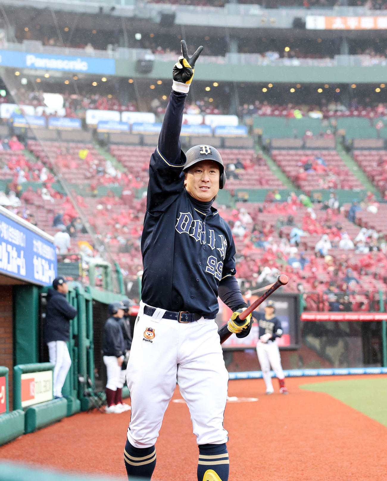 楽天対オリックス　9回表オリックス無死、杉本は左越えソロ本塁打を放ちポーズを決める（撮影・鈴木正人）　