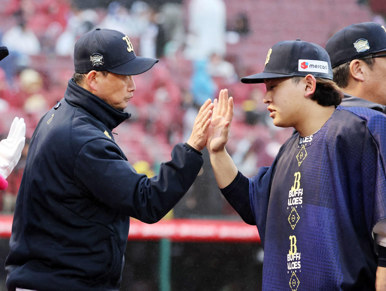 楽天対オリックス　勝利しタッチするオリックス岸田監督（左）と宮城（撮影・鈴木正人）　