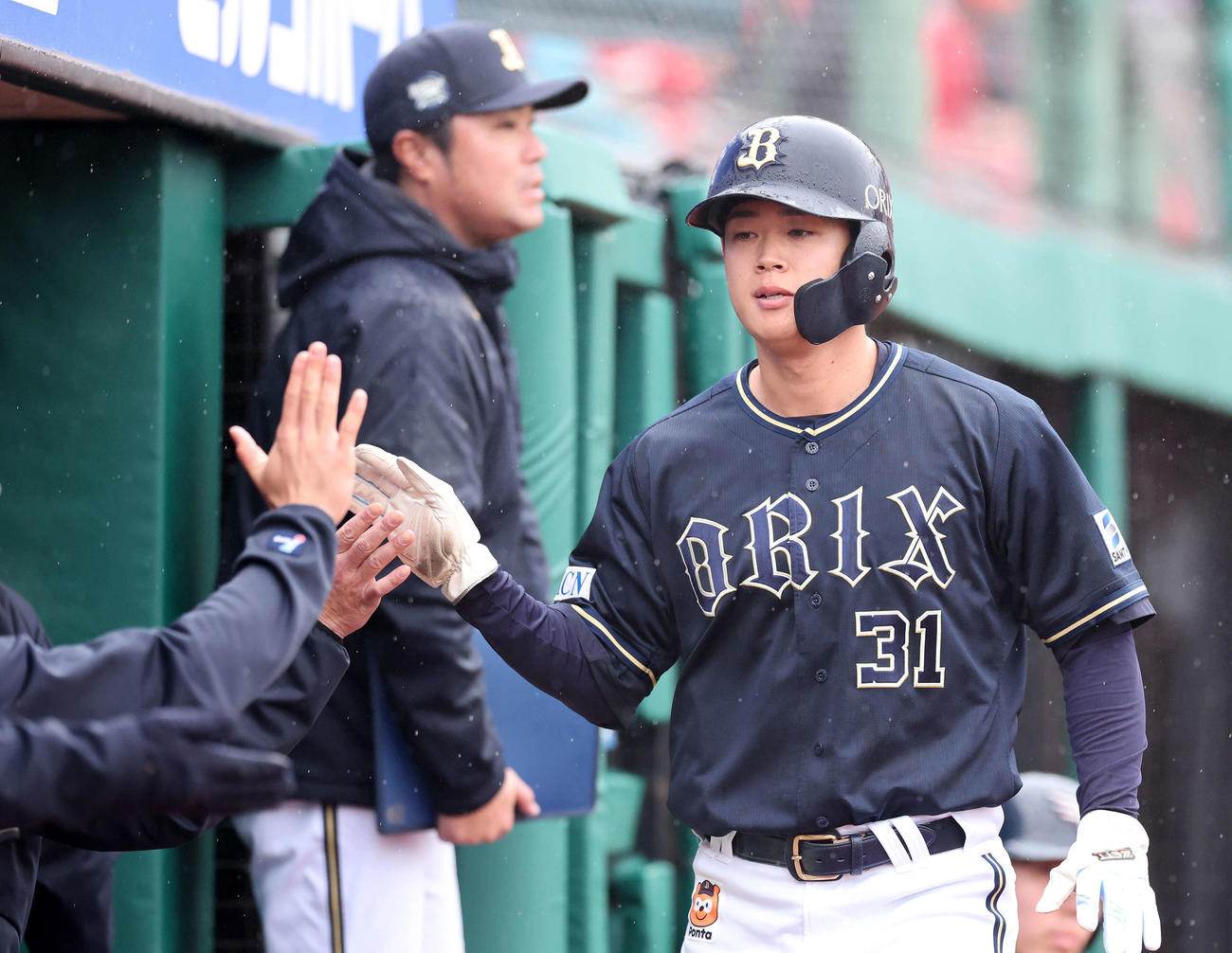 楽天対オリックス　1回表オリックス1死満塁、頓宮の四球で太田椋が生還しベンチ前でタッチ（撮影・鈴木正人）　