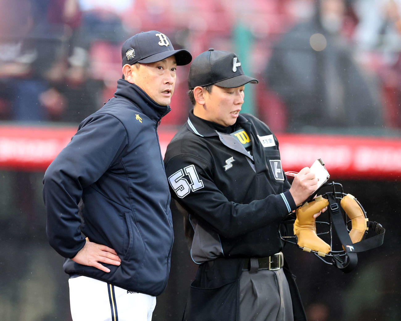 楽天対オリックス　8回裏、選手交代を告げるオリックス岸田監督（撮影・鈴木正人）　