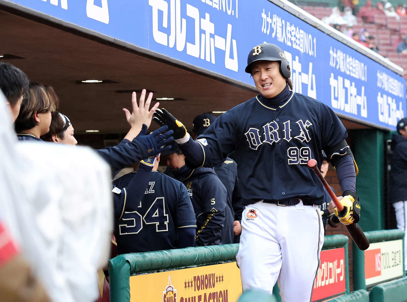 楽天対オリックス　9回表オリックス無死、杉本（右）は左越えソロ本塁打を放ちベンチ前で笑顔を見せる（撮影・鈴木正人）　