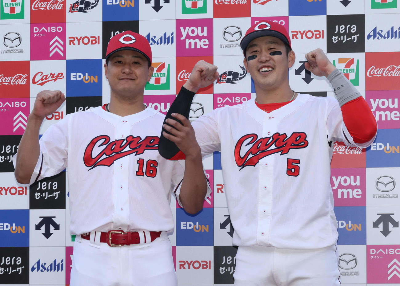広島対巨人　お立ち台でポーズを決める森（左）と小園（撮影・加藤孝規）