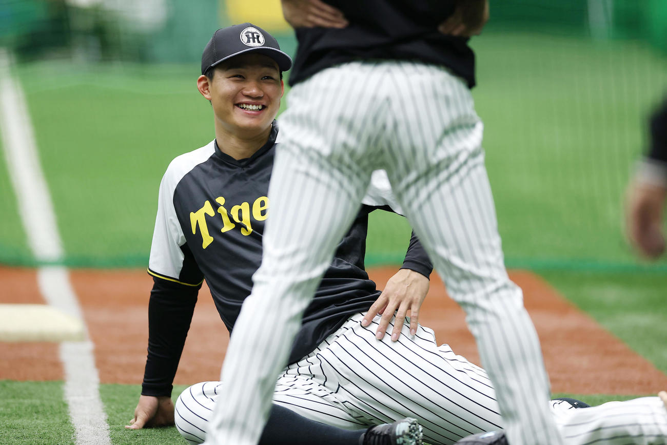 阪神対中日　練習で笑顔を見せる阪神森下（撮影・前田充）