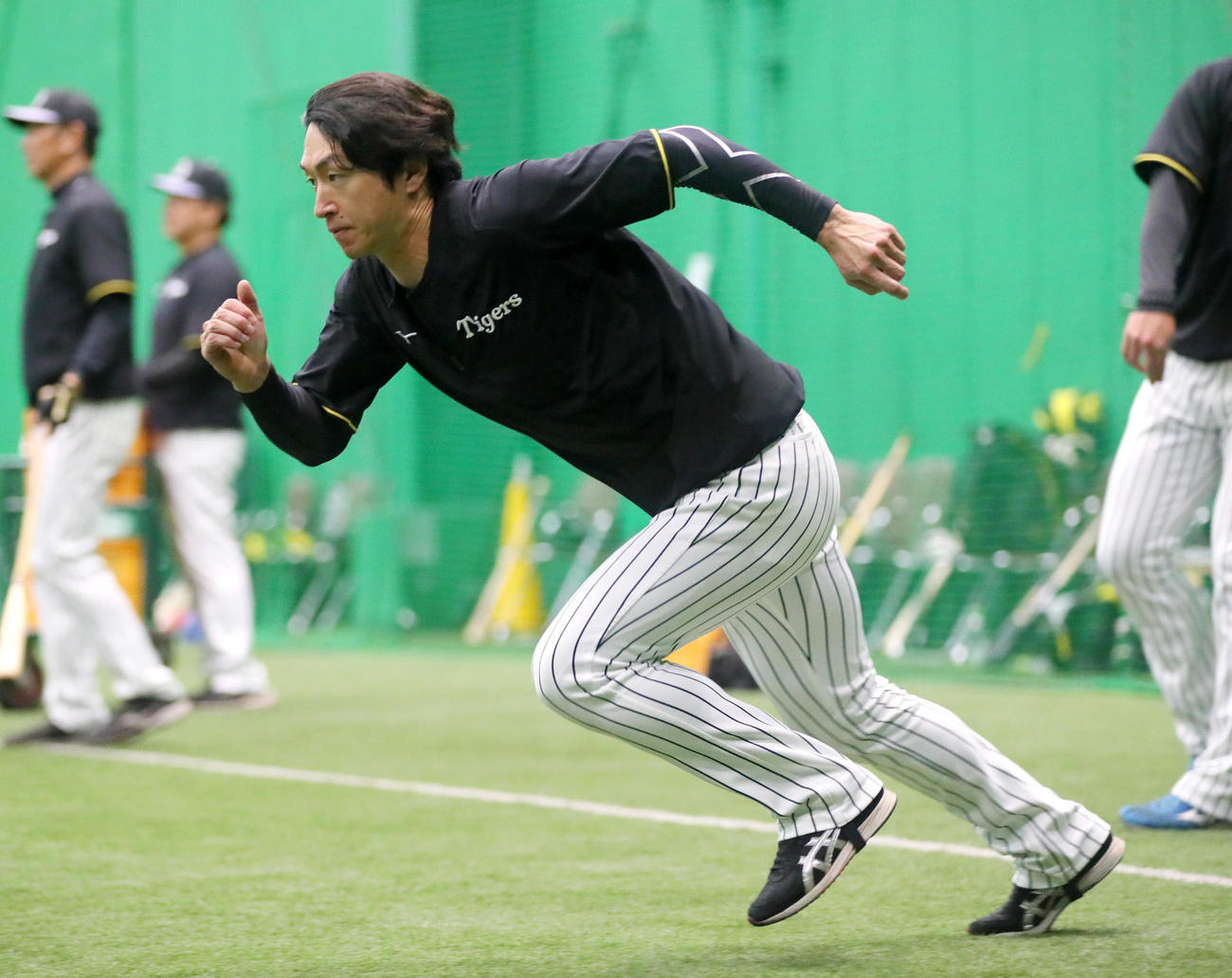 室内でダッシュする阪神近本（撮影・上山淳一）