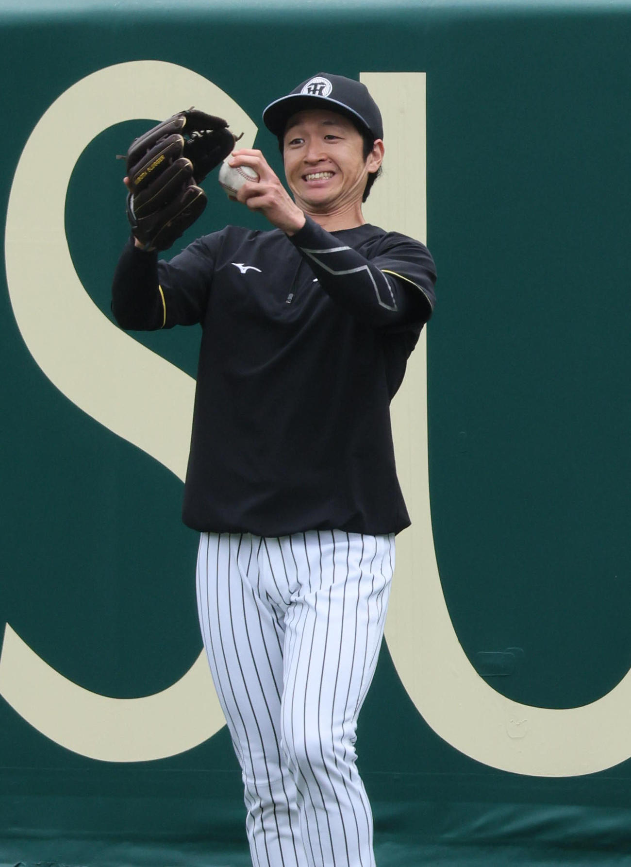 阪神対中日　外野でノックを受ける阪神近本（撮影・宮崎幸一）