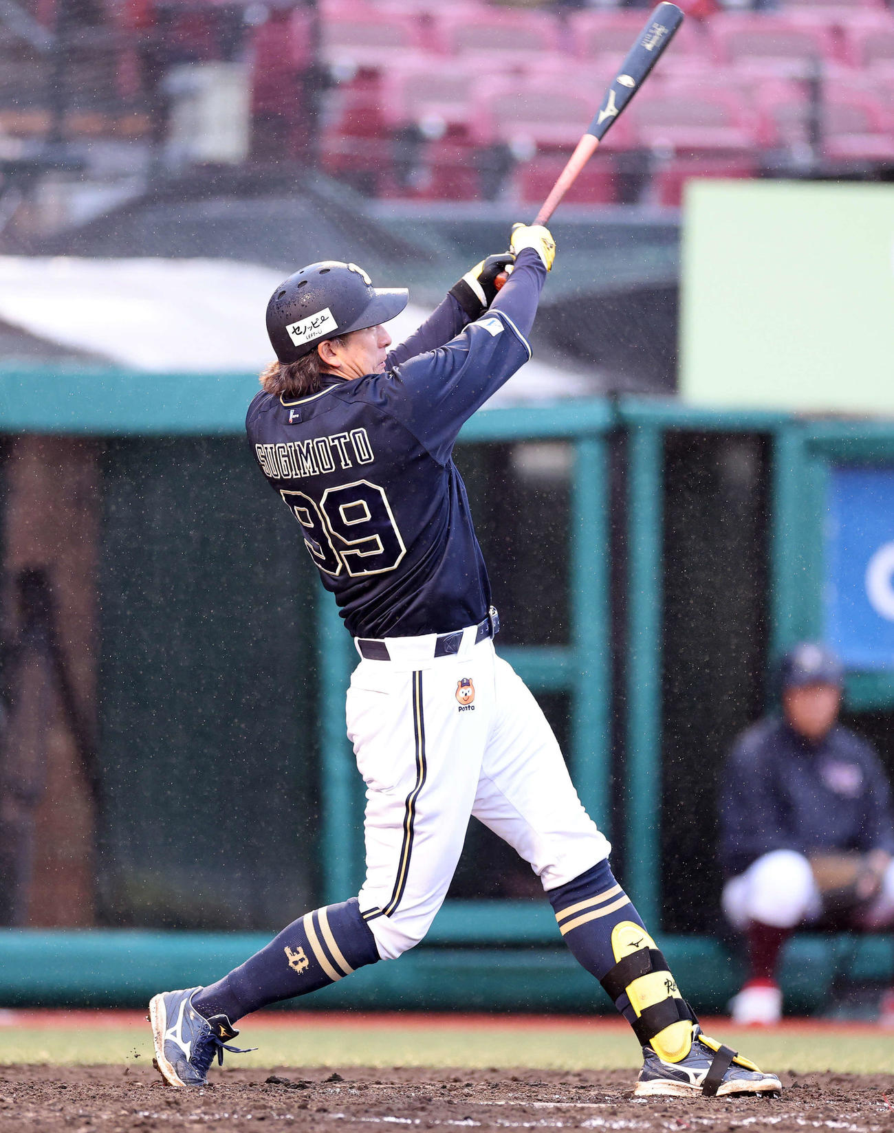 楽天対オリックス　9回表オリックス無死、杉本は左越えソロ本塁打を放つ（撮影・鈴木正人）　