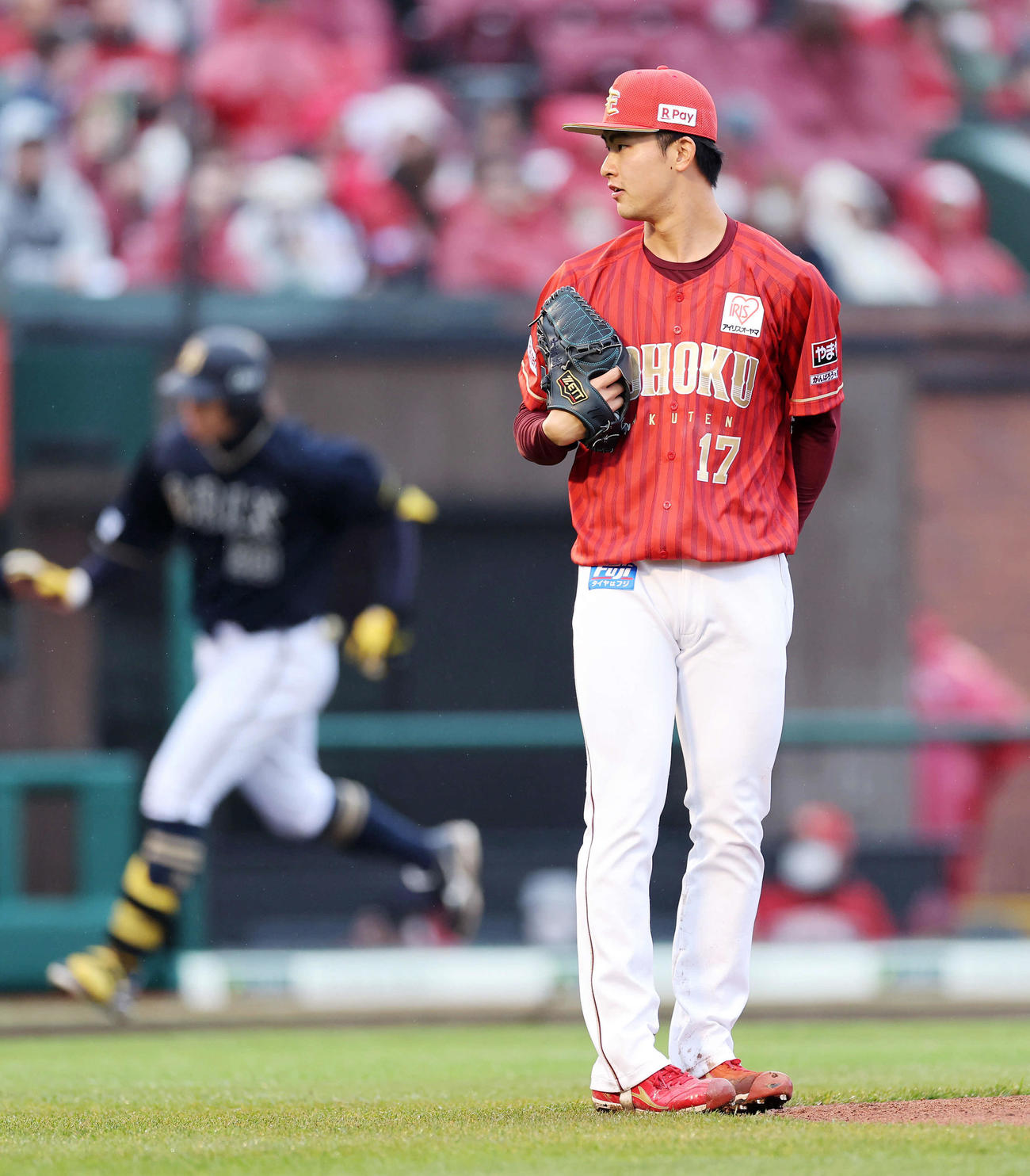 楽天対オリックス　3回表オリックス無死、杉本（左）に左越えソロ本塁打を放たれた楽天古謝（撮影・鈴木正人）　