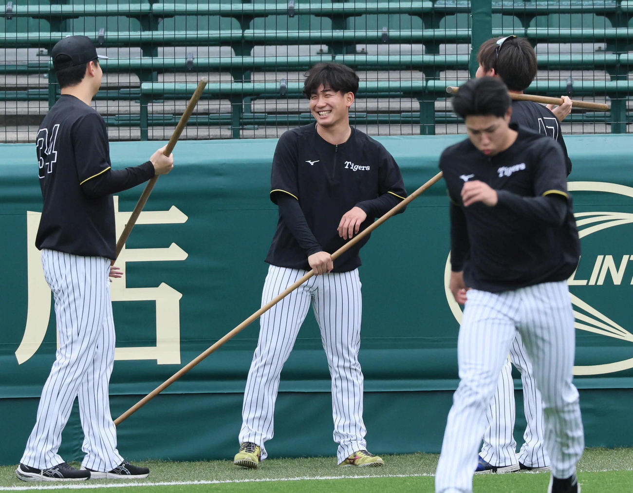 阪神対中日　ストレッチで笑顔見せる阪神伊原（中央）ら（撮影・宮崎幸一）