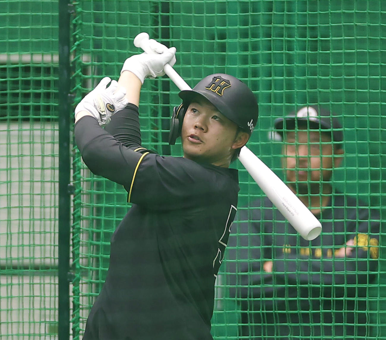 阪神対中日　室内練習場でフリー打撃を行う阪神楠本（撮影・前田充）