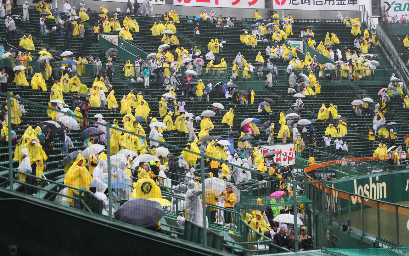阪神対中日　試合開始予定を遅延させたものの雨がやまず中止となった甲子園球場（撮影・宮崎幸一）
