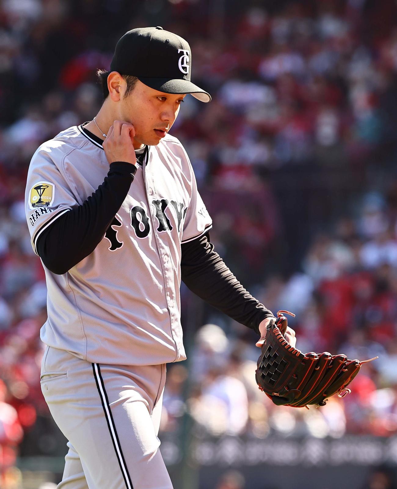 広島対巨人　5回3失点で降板する石川（撮影・上田博志）