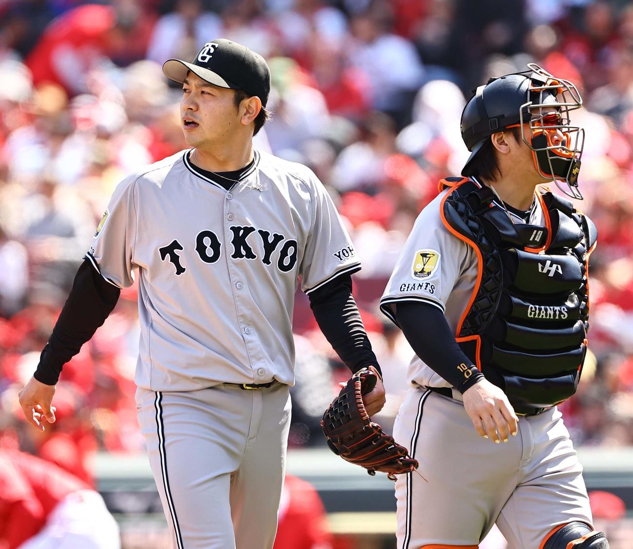 広島対巨人　1回を終えベンチに引き揚げる石川（左）と甲斐（撮影・上田博志）