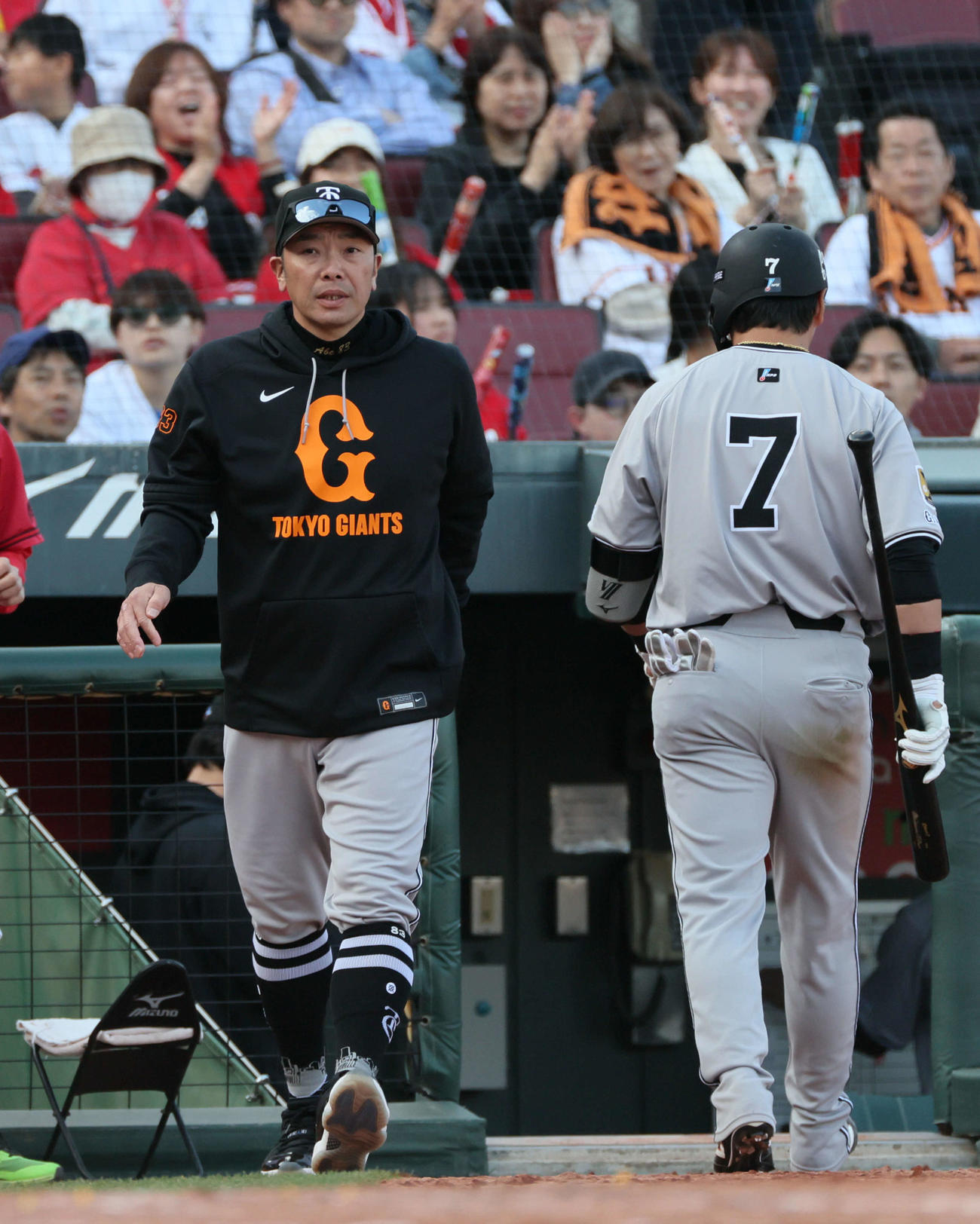 広島対巨人　8回表終了時、交代を告げる阿部監督（左）。右は満塁のチャンスに三振の長野（撮影・加藤孝規）