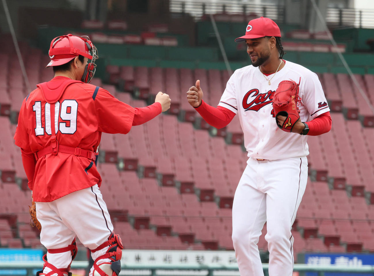 マウンドで投球練習したドミンゲス（右）（撮影・加藤孝規）