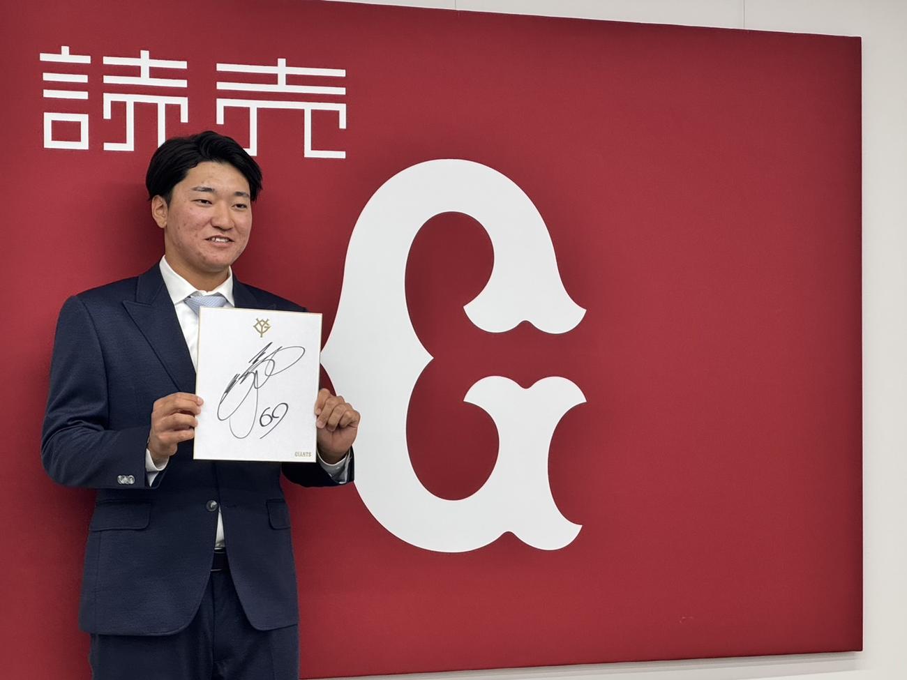 育成から支配下に昇格し会見に臨む笹原