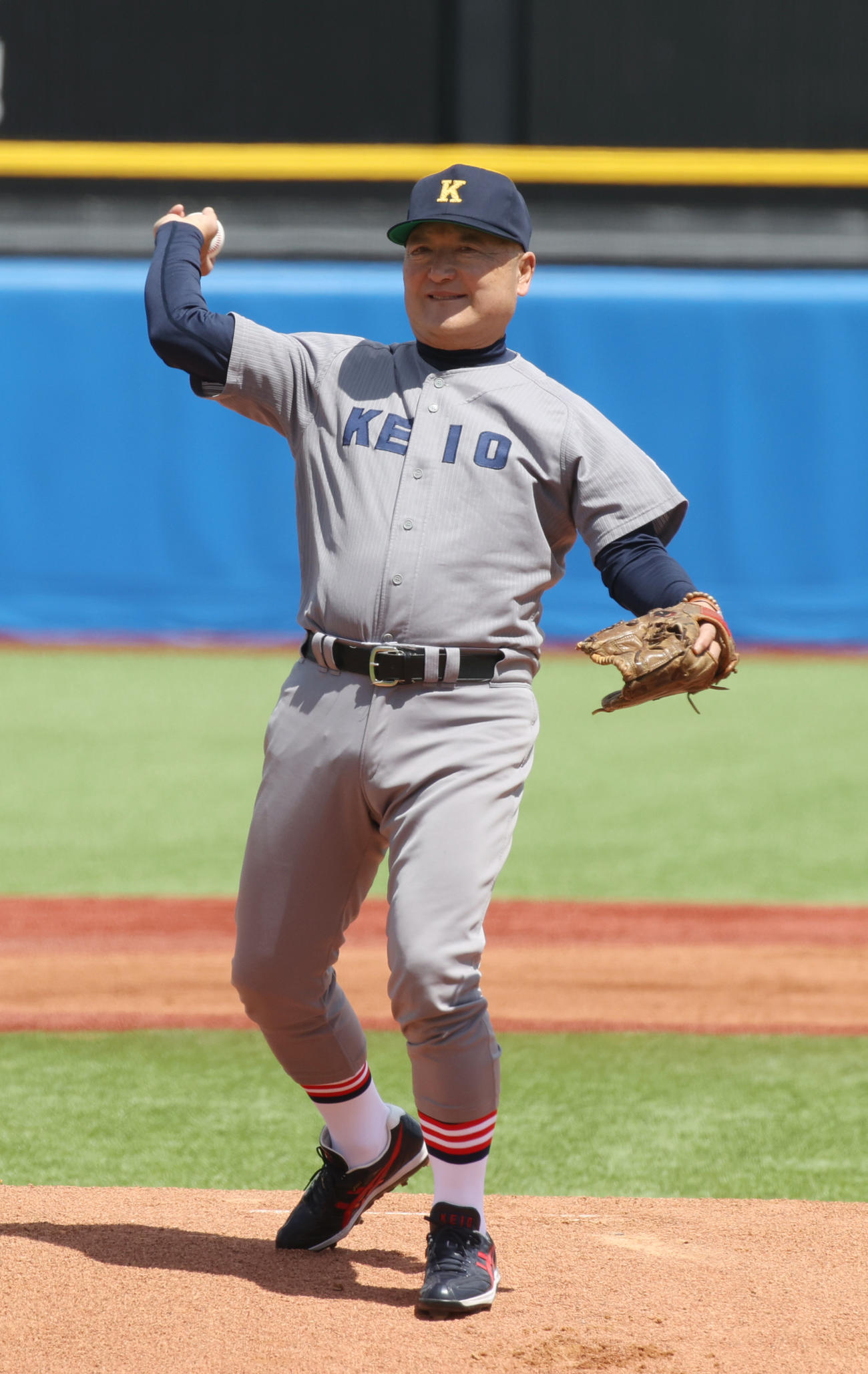 慶応のプリンス」復活 元横浜監督の山下大輔氏が母校のユニホーム姿で