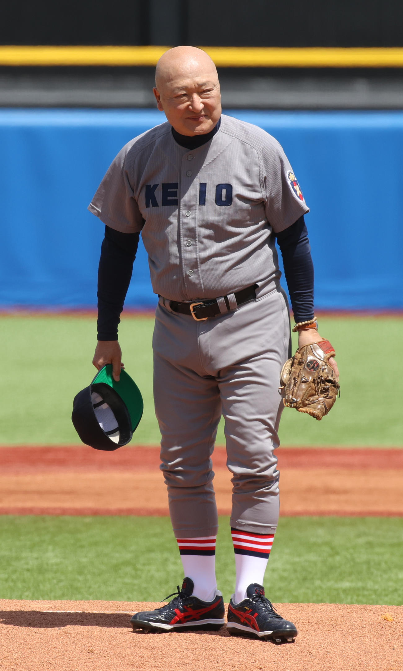立大対慶大　始球式を務めた慶大OBの山下大輔氏（撮影・柴田隆二）