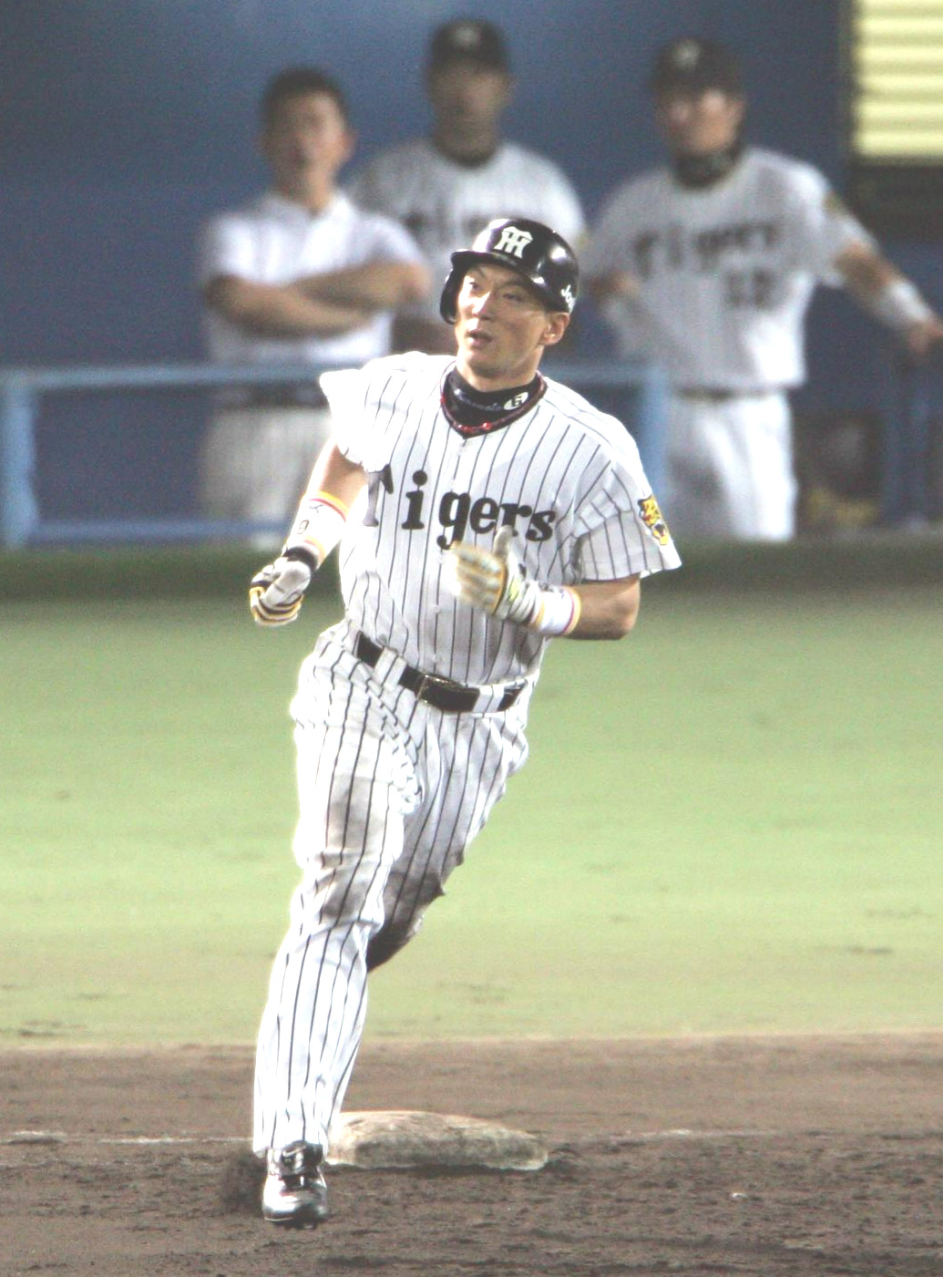 2006年8月6日、坊っちゃんスタジアでの広島戦8回裏、阪神・金本知憲が満塁本塁打を放ち一塁を回る