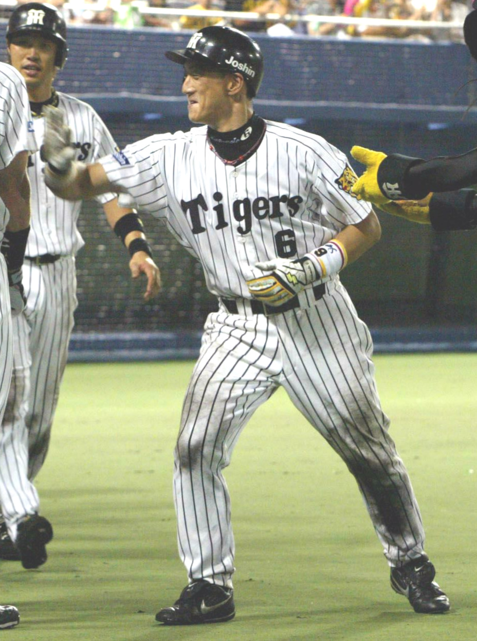 2006年8月6日、坊っちゃんスタジアでの広島戦8回裏、満塁本塁打を放ちベンチ前で歓喜する阪神・金本知憲
