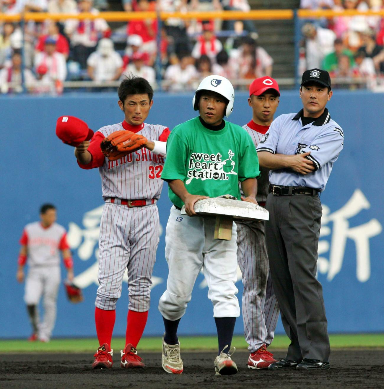2006年8月5日、坊っちゃんスタジアムでの阪神対広島戦で交換されるベース